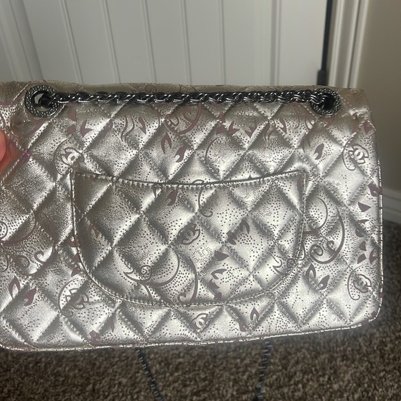 - Elegant Silver Quilted Shoulder Bag - Picture 15 of 17